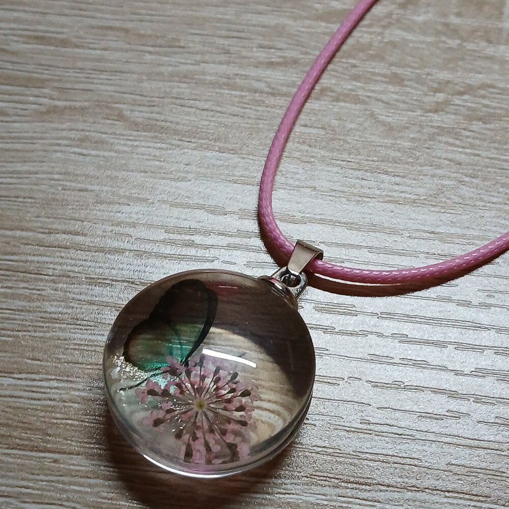 NWOT Fashion Necklace Pink & Blue Round Butterfly Pendant Jewelry #39